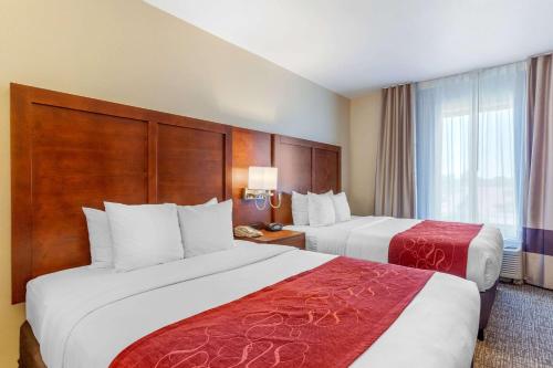 Queen Suite with Two Queen Beds and Sofa Bed - Non-Smoking image 6