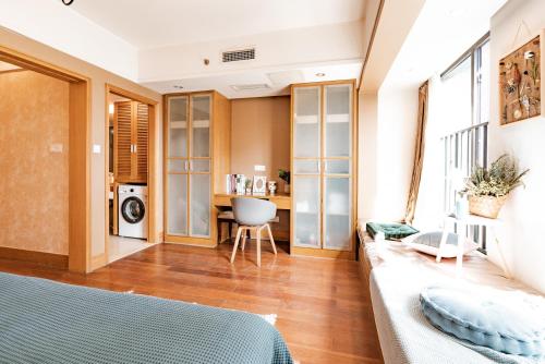 Superior Twin Room with City View image 9