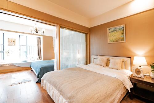 Superior Twin Room with City View image 6