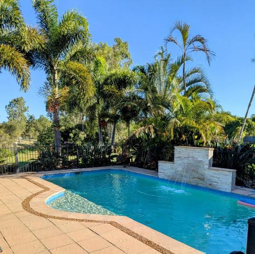 Modern Home - 10 Guests - 5 Bedrooms and Pool, Bundamba