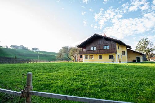 A szálláshely kívülről, VILLA SEEBERG - by "Schloss Gessenberg" luxurious vacation home with lake and mountain views, suitab in Waging Am See