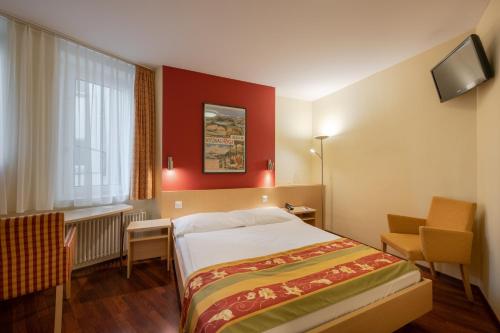 Standard Double Room image 7
