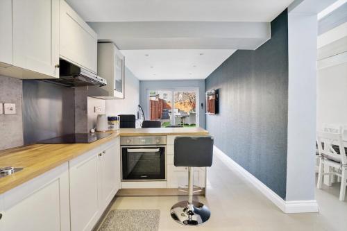 7 Bedroom, 3 bathrooms, Garden, 20 mins to centre