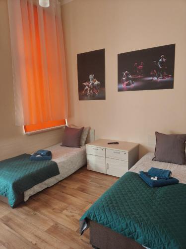 2 twin beds