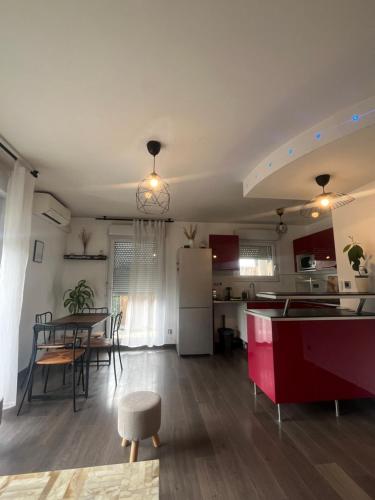 Facilities, T3 Lumineux et convivial, Parking Prive near Parking service