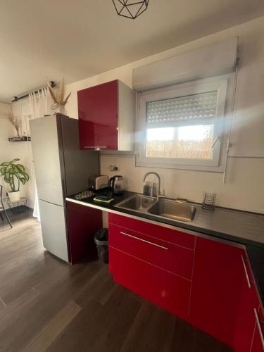 Kitchen, T3 Lumineux et convivial, Parking Prive near Parking service