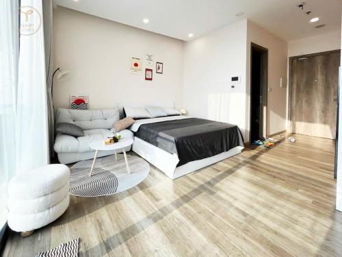 Studio with Balcony image 2