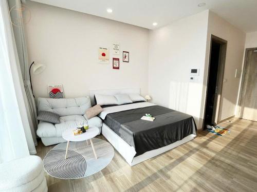 Studio with Balcony image 1
