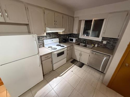 Smart Budget Friendly Room-Near Airport, Groceries,College in คิทเช่นเนอร์ (ON)