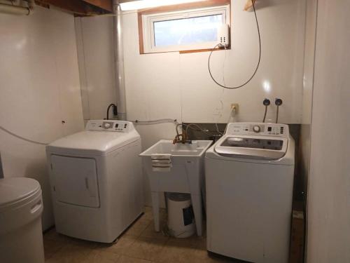 Smart Budget Friendly Room-Near Airport, Groceries,College in คิทเช่นเนอร์ (ON)