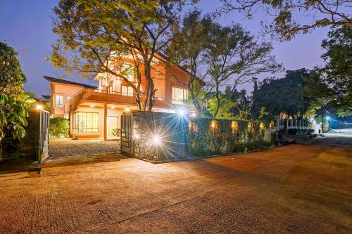ELIVAAS Villa 39 - Serene 6 BHK Retreat with Pvt Pool, Gaming Zone & Balcony