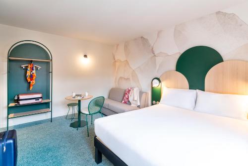 room detail thumbnail 1