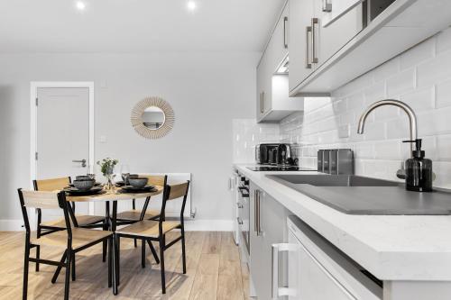 Modern Studio Arnos Grove 3 Beds | Tube | Parking - image 10