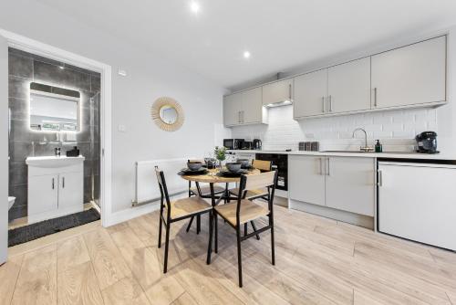 Modern Studio Arnos Grove 3 Beds | Tube | Parking - image 6