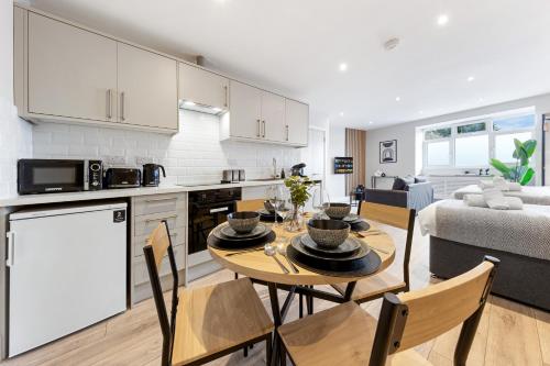 Modern Studio Arnos Grove 3 Beds | Tube | Parking - image 14