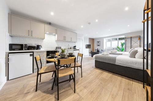 Modern Studio Arnos Grove 3 Beds | Tube | Parking - image 3