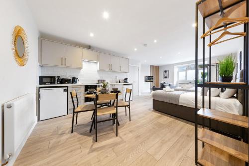 Modern Studio Arnos Grove 3 Beds | Tube | Parking - image 4