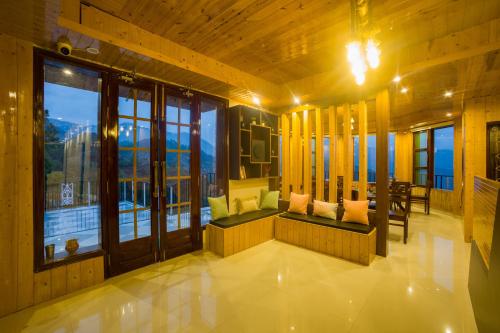 Surrounding environment, Alaya Stays Pine Shadow Fuchsia - Hillside Retreat with Restaurant in Shimla Rural