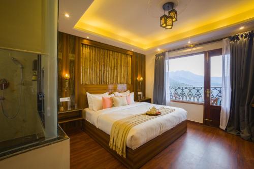 Alaya Stays Pine Shadow Fuchsia - Hillside Retreat with Restaurant in Shimla Rural