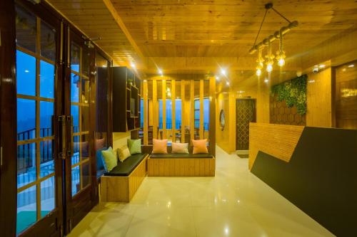 Alaya Stays Pine Shadow Fuchsia - Hillside Retreat with Restaurant in Shimla Rural