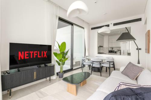 VayK - Luxury 2BR with Jacuzzi in JVC - image 9