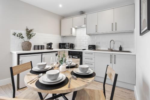 Modern 1BR Fast Central Access AC 2 Beds Sleeps 4 - image 10