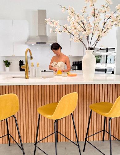 Naples Escape, 2 Villas, Pickleball, Basketball, Heated pool & Spa, Game Room