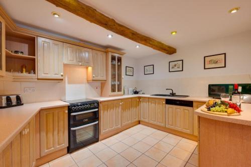 virtuve, Finest Retreats - Cherry at Buckland Court in Strete