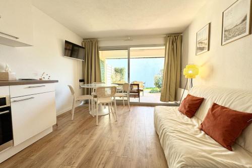 Lovely T2 - Terrasse & jardin - 50m des plages in กีบรง