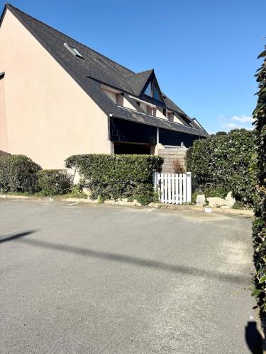 Lovely T2 - Terrasse & jardin - 50m des plages in กีบรง