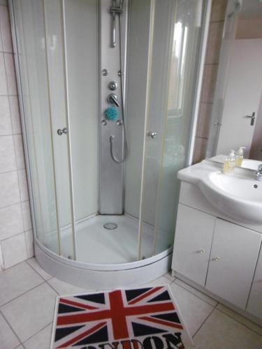 ฝักบัว, Sylvia's house - upstairs flat in ฌาร์นัก