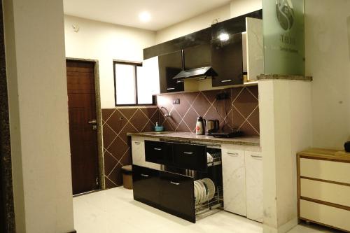 مطبخ, Stay10 Luxury Service Apartment Hotel in اندور