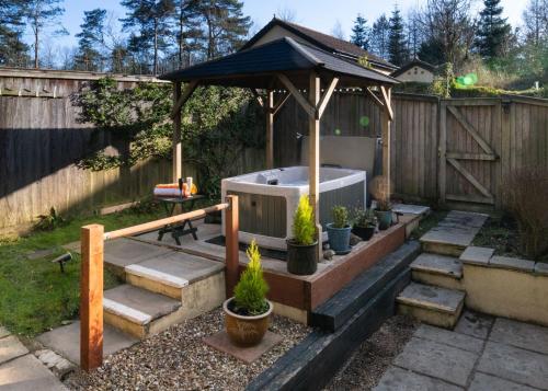 The Retreat, own hot tub, romantic escape, near Lyme Regis in Raymond's Hill