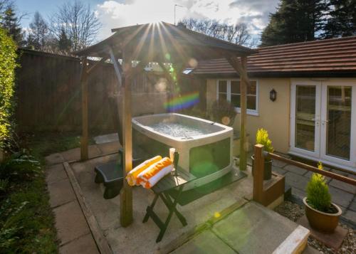 The Retreat, own hot tub, romantic escape, near Lyme Regis in Raymond's Hill