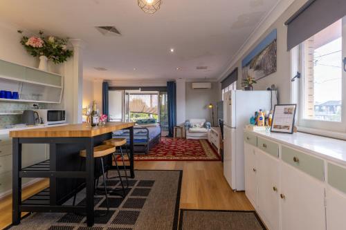 Zen Escape Guest House " Location 1" - Three listings - Romantic Escape, Cozy Delight, - Deagon