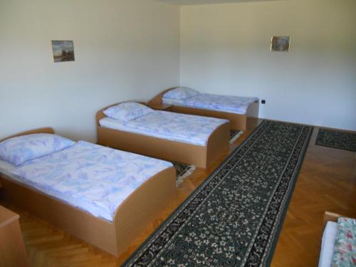 3 twin beds