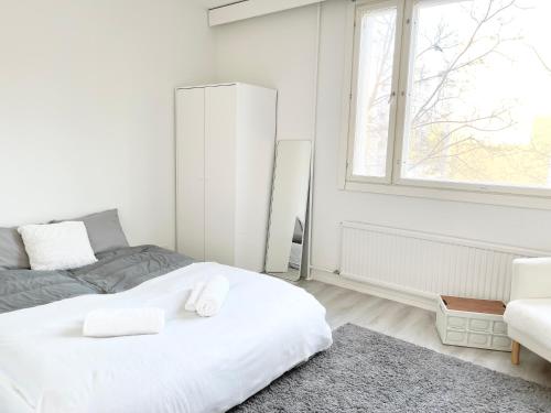 Double bed room in An apartment with lovely cats, Helsinki (photo 8)