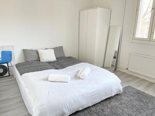 Double bed room in An apartment with lovely cats, Helsinki (photo 9)