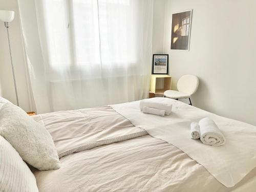 Double bed room in An apartment with lovely cats, Helsinki (photo 7)