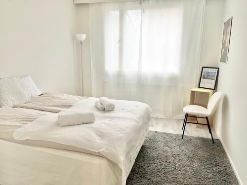 Double bed room in An apartment with lovely cats, Helsinki (photo 6)