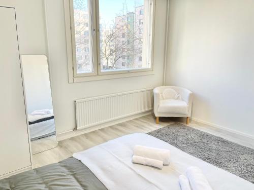 Double bed room in An apartment with lovely cats, Helsinki (photo 10)
