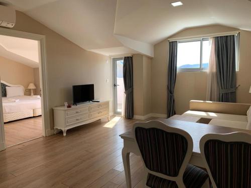 room detail thumbnail 2