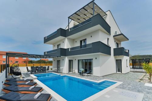 Villa JoMaNi with heated pool