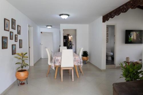 Casa amplia y acogedora en el corazón de Laureles