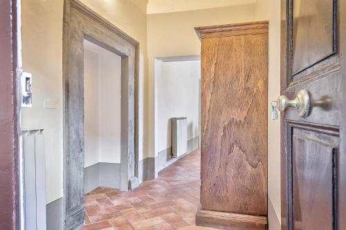 One-Bedroom Apartment image 7