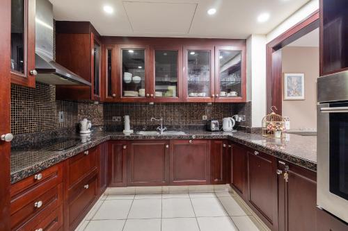 1 Bedroom Apartment in Downtown Old Town with Garden View - image 5