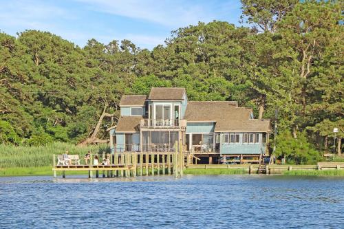 Grey Heron - Pet friendly, waterfront home with boat dock!