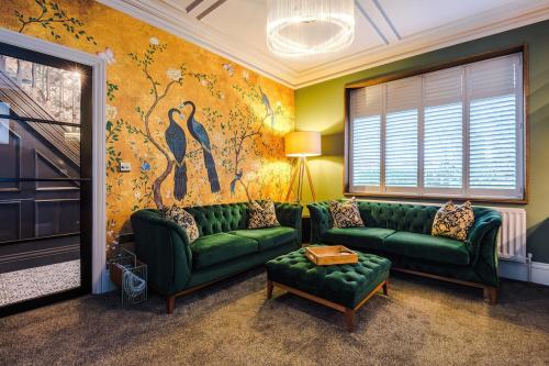 Opulent Oasis Large Luxury home sleeps 10, Manchester (photo 4)