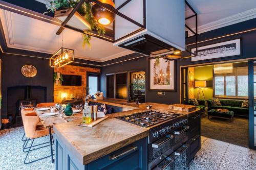 Opulent Oasis Large Luxury home sleeps 10, Manchester (photo 6)