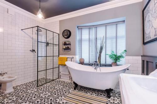 Opulent Oasis Large Luxury home sleeps 10, Manchester (photo 8)
